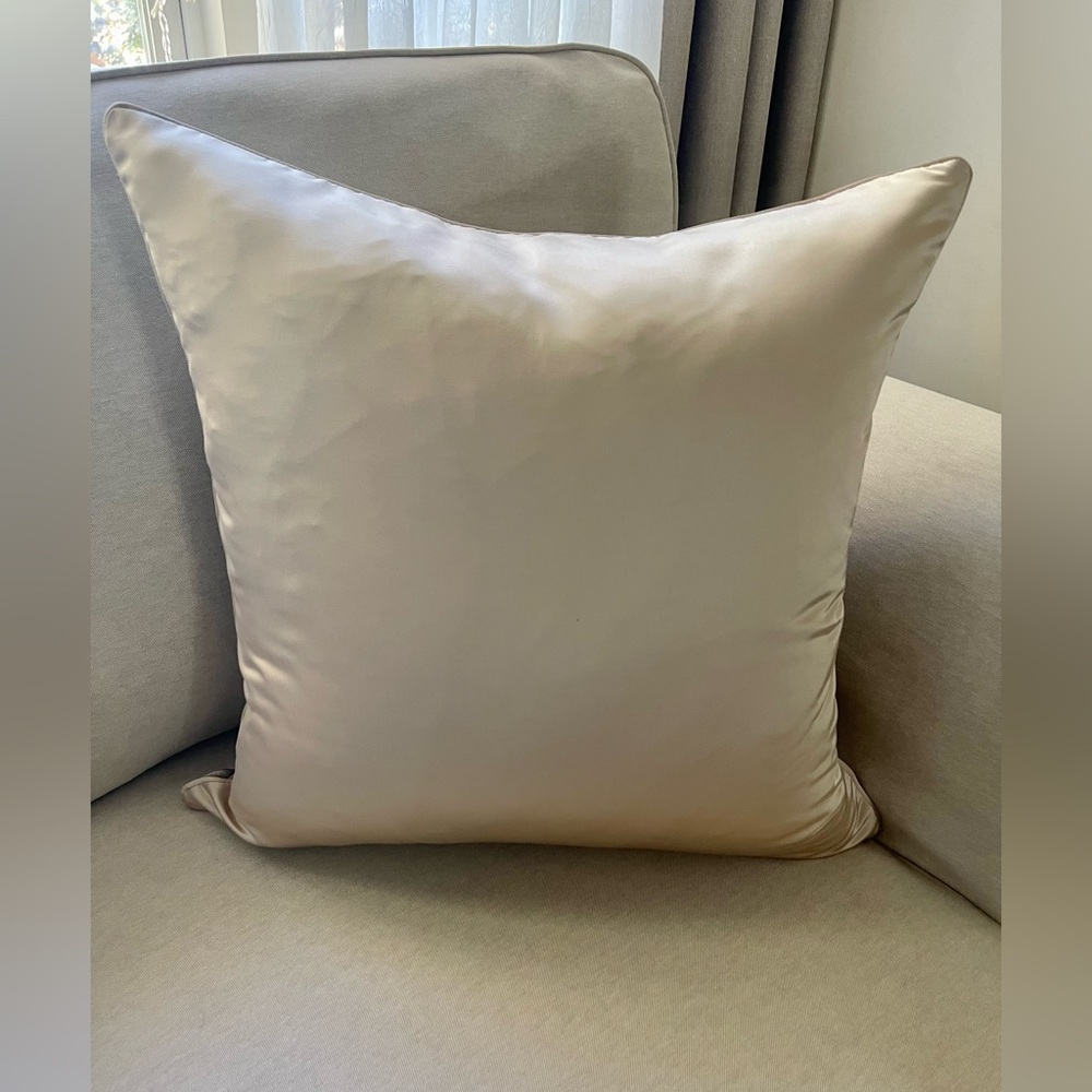 Luxury Champagne and gold waves glam pillow. Size 22x 22 inch - Picture 8 of 10